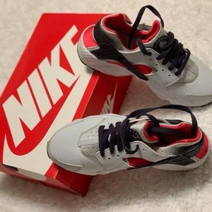 Nike Huarache Run Sneakers
Size 6Y ; 7.5 Women
Color: red gray and white 💕